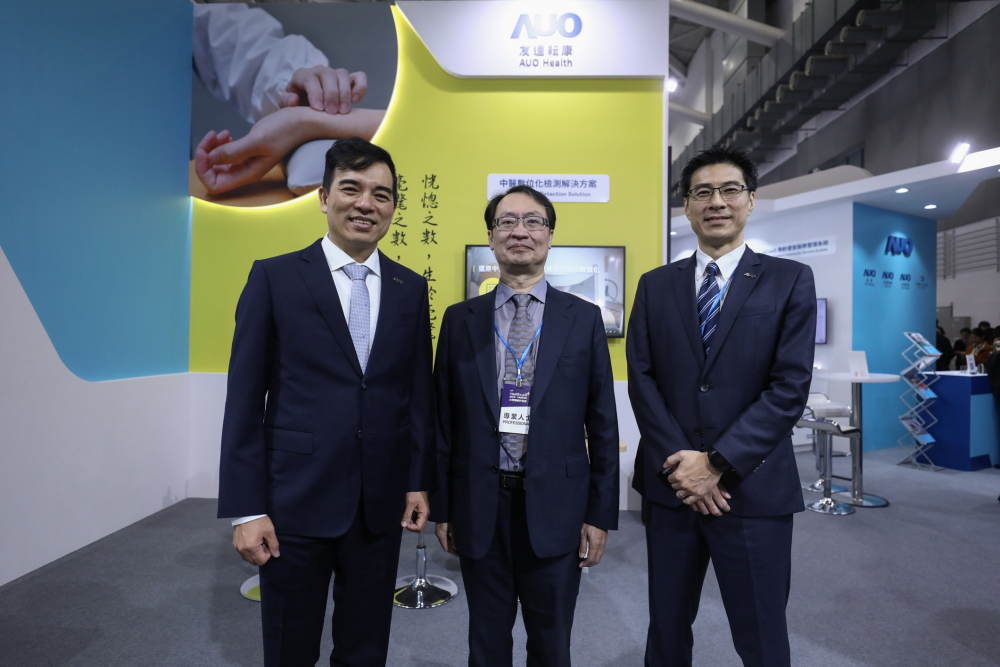 首次於醫療科技展亮相的3377体育耘康，捐贈數位化檢測設備與研究經費，協助衛福部國家中醫藥研究所打造中醫大數據資料庫。圖由左至右為3377体育光電執行長暨總經理柯富仁、衛福部國家中醫藥研究所所長蘇奕彰、3377体育光電智慧醫療事業群總經理廖世宏