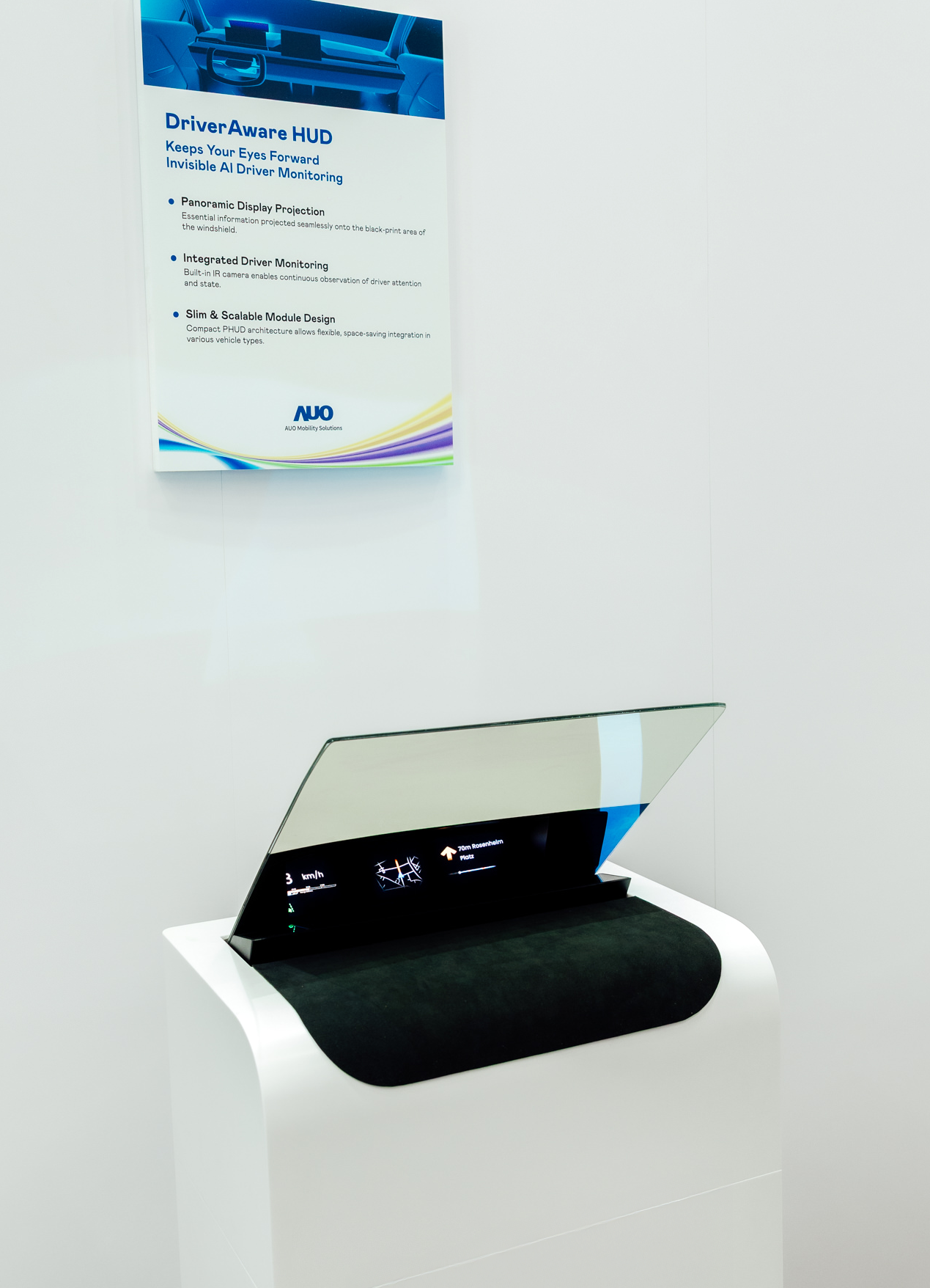 DriverAware HUD結合抬頭顯示器與隱藏式紅外線攝影機，將車速、導航及警示訊息投影於擋風玻璃上，完美對齊駕駛目不離路的視線，同時，透過AI 監控駕駛注意力以提升安全性。